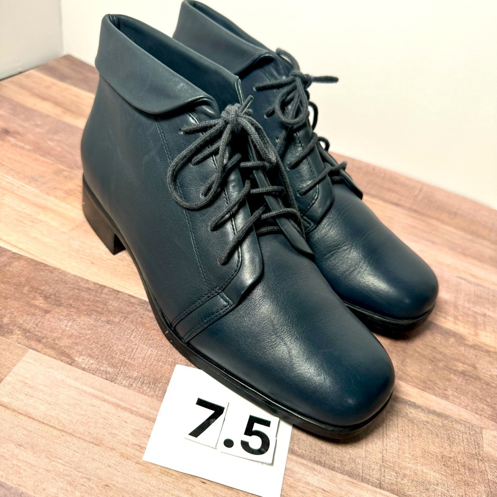 St. John’s Bay Deep Blue leather square toe ankle boots 7.5W  LIKE NEW